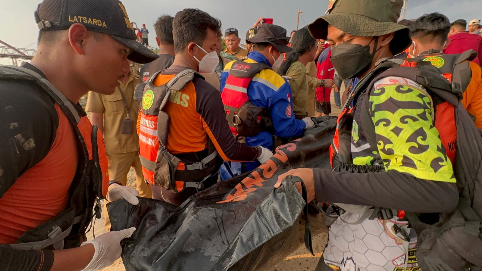 EVAKUASI: Tim Gabungan ketika mengevakuasi jasad seorang bocah yang tenggelam di Sungai Kahayan, Senin (28/8/2023) sekitar Pukul 16.20 WIB. (foto:ist)