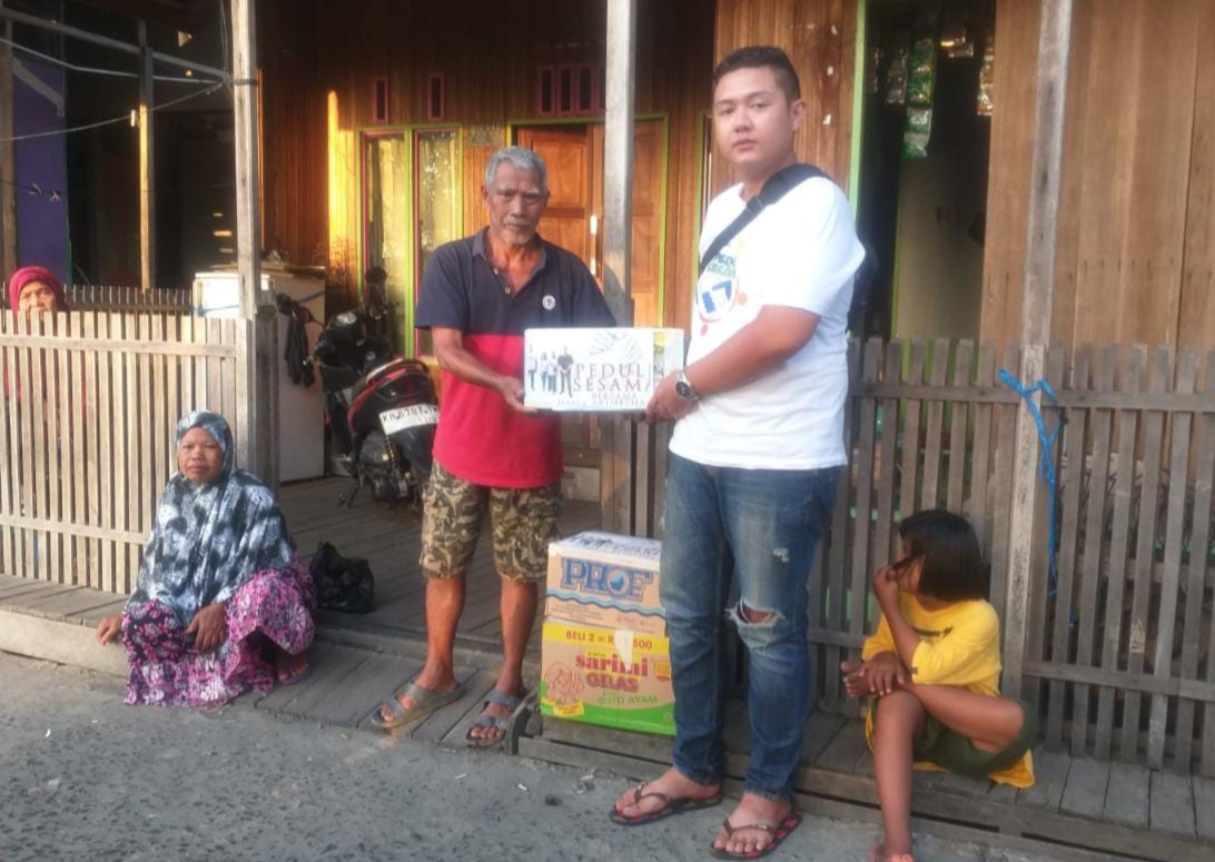 Penyerahan secara simbolis bantuan untuk warga korban kebakaran di Flamboyan Bawah, Kota Palangka Raya (FOTO : PRI)