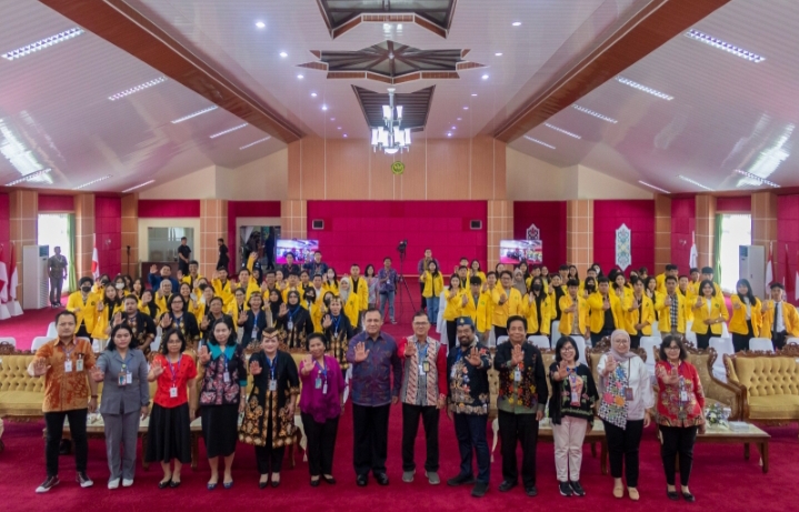 Foto bersama setelah kuliah umum di Aula Rahan, Lantai II Gedung Rektorat Universitas Palangka Raya (FOTO : PRI)