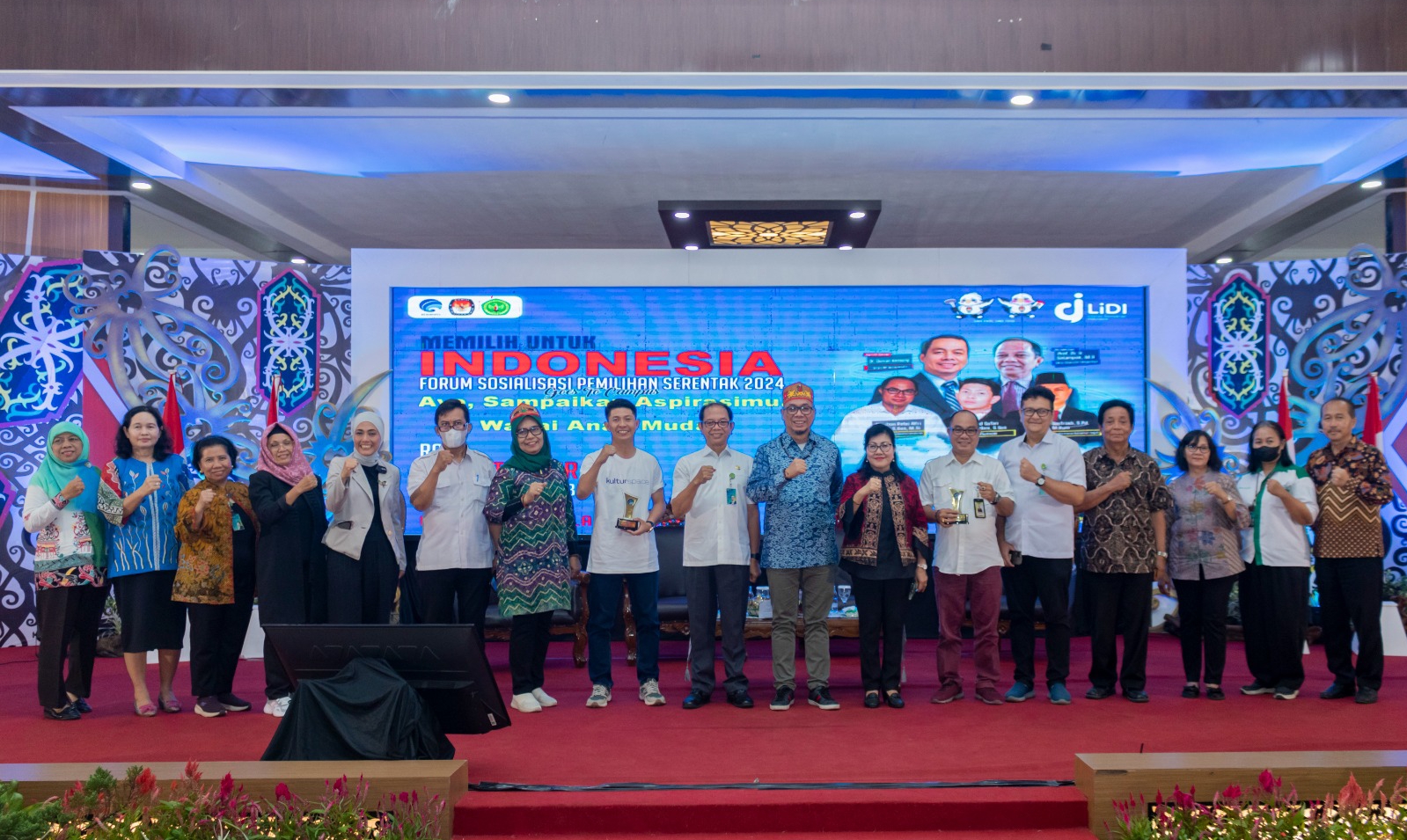 Foto bersama setelah kegiatan sosialisasi pemilihan serentak 2024 di Aula Palangka Unversitas Palangka Raya (FOTO : PRI)