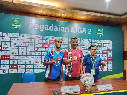 Pelatih PSBS Biak, Heri Susilo dan Kapten Tim, Ruben Sanadi.