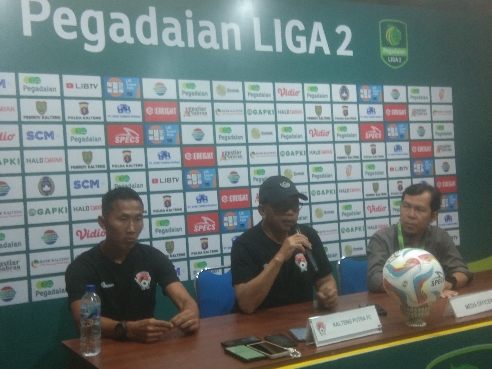 PRESCOM: Pelatih Kalteng Putra, Harrison Astral didampingi pemain bersama Media Officer saat menggelar prescom, Sabtu (22/9/2023). (Foto:ard)