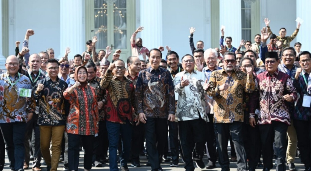 KONGRES PWI: Presiden RI,Joko Widodo berfoto bersama usai membuka secara resmi Kongres PWI XXV tahun 2023, di Istana Negara, Jakarta, Senin (25/9/2023). (foto:Bpmi Setpres)