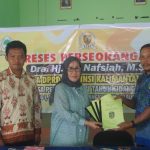 Anggota DPRD Provinsi Kalteng, Siti Nafsiah saat menerima berkas usulan mayarakat di Kabupaten Katingan (FOTO : IST)