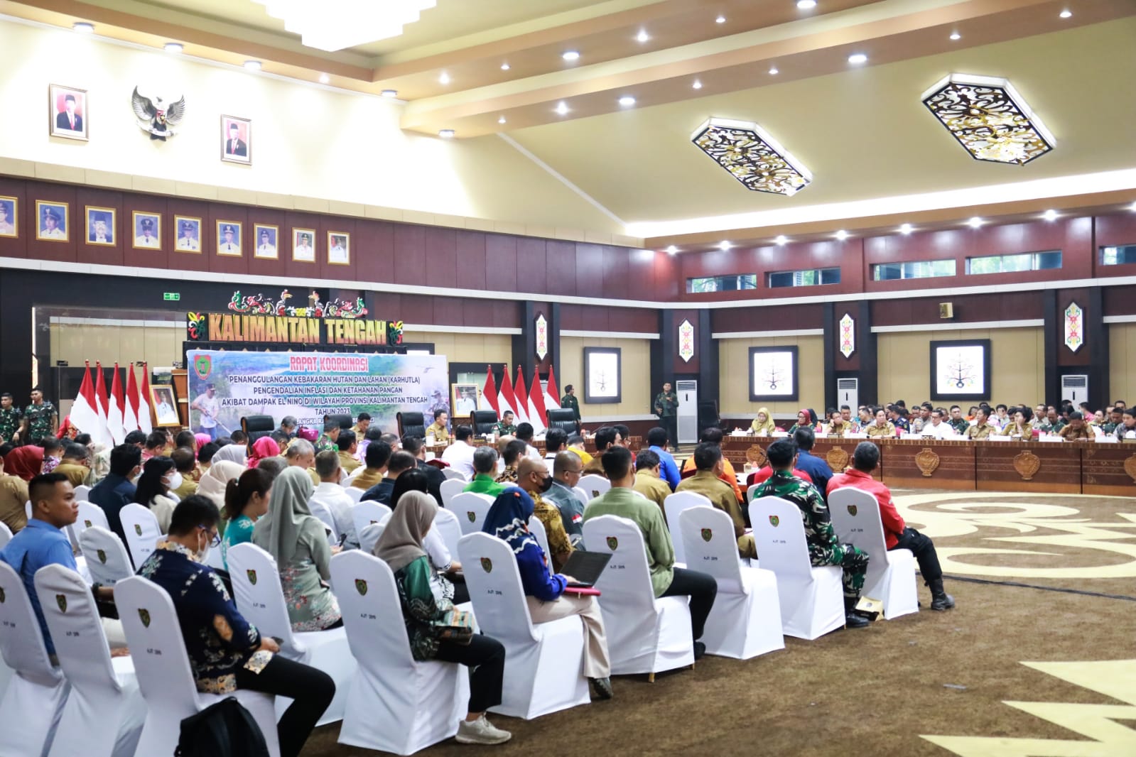 SERIUS : Gubernur Kalteng, Sugianto Sabran pimpin rapat bersama stakeholder terkait penanganan Karhutla, di Aula Jayang Tingang, Kamis (5/10/2023). (foto:ardi)