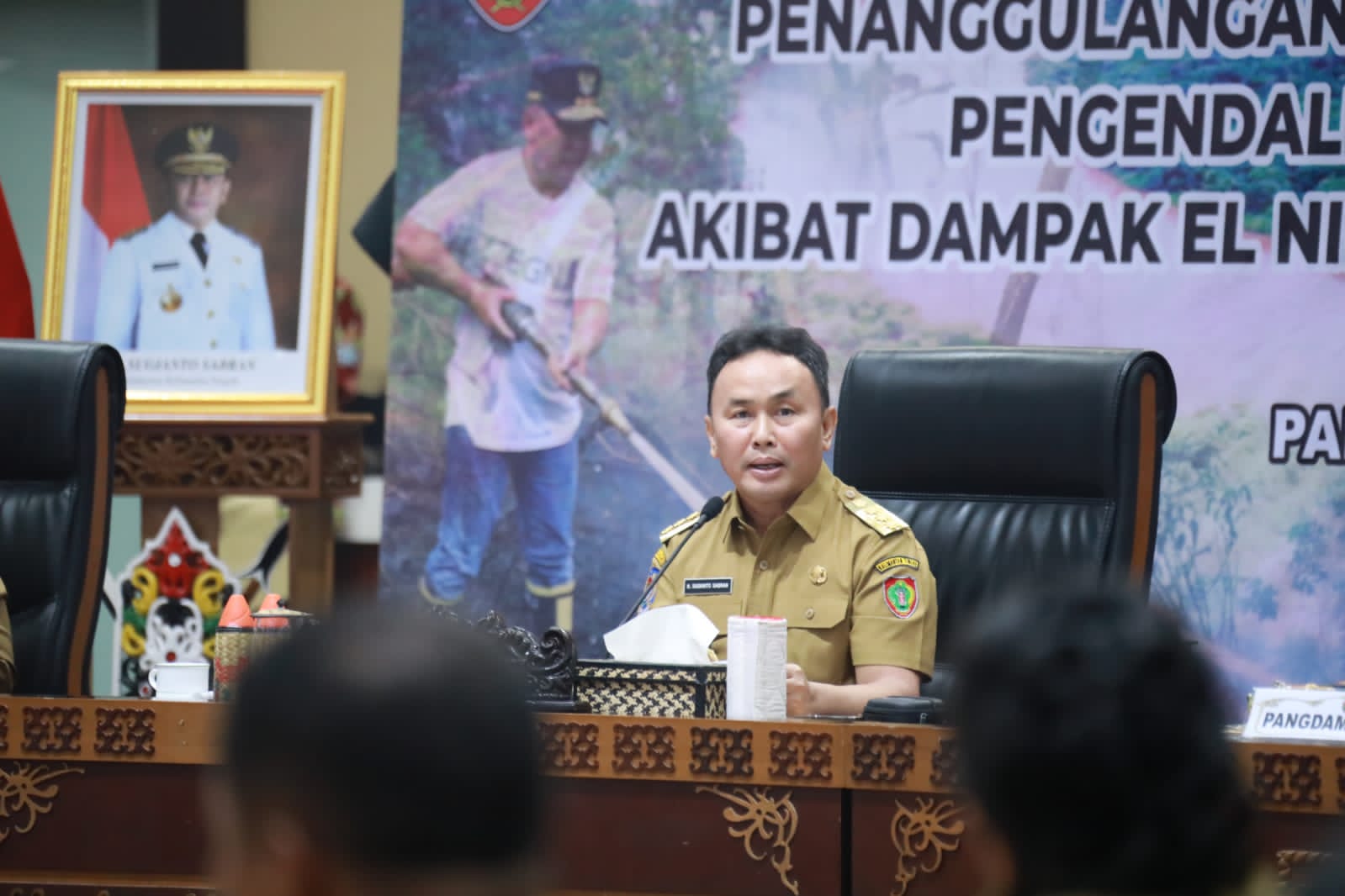 PIMPIN RAPAT : Gubernur Kalteng, Sugianto Sabran ketika memimpin rapat penanganan karhutla, di Aula Jayang Tingang, Kamis (5/10/2023). (foto:mmc)