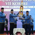PENYERAHAN PIALA : Sekda Kalteng, Nuryakin saat menyerahkan piala MTQ VII Kopri, di Aula Jayang Tingang, Kamis (12/10/2023). (foto:MMC)