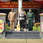 APEL OPERASI : Wakil Gubernur Kalteng, H. Edy Pratowo saat menghadiri Gelar Apel Pasukan Operasi Mantap Telabang 2023-2024 dalam rangka Pengamanan Pemilu 2024, di wilayah hukum Polda Kalteng, Selasa (17/10/2023). (foto:MMC)