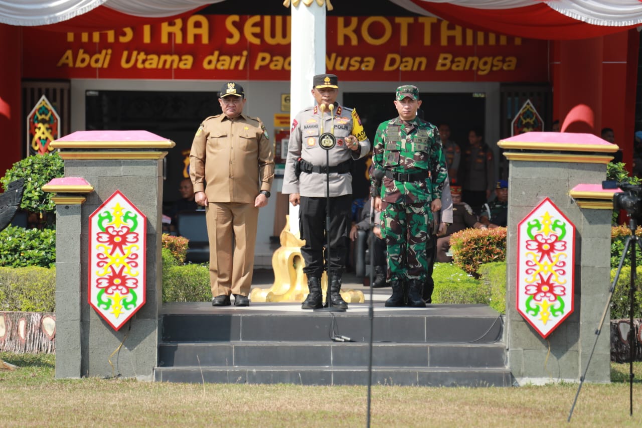 APEL OPERASI : Wakil Gubernur Kalteng, H. Edy Pratowo saat menghadiri Gelar Apel Pasukan Operasi Mantap Telabang 2023-2024 dalam rangka Pengamanan Pemilu 2024, di wilayah hukum Polda Kalteng, Selasa (17/10/2023). (foto:MMC)