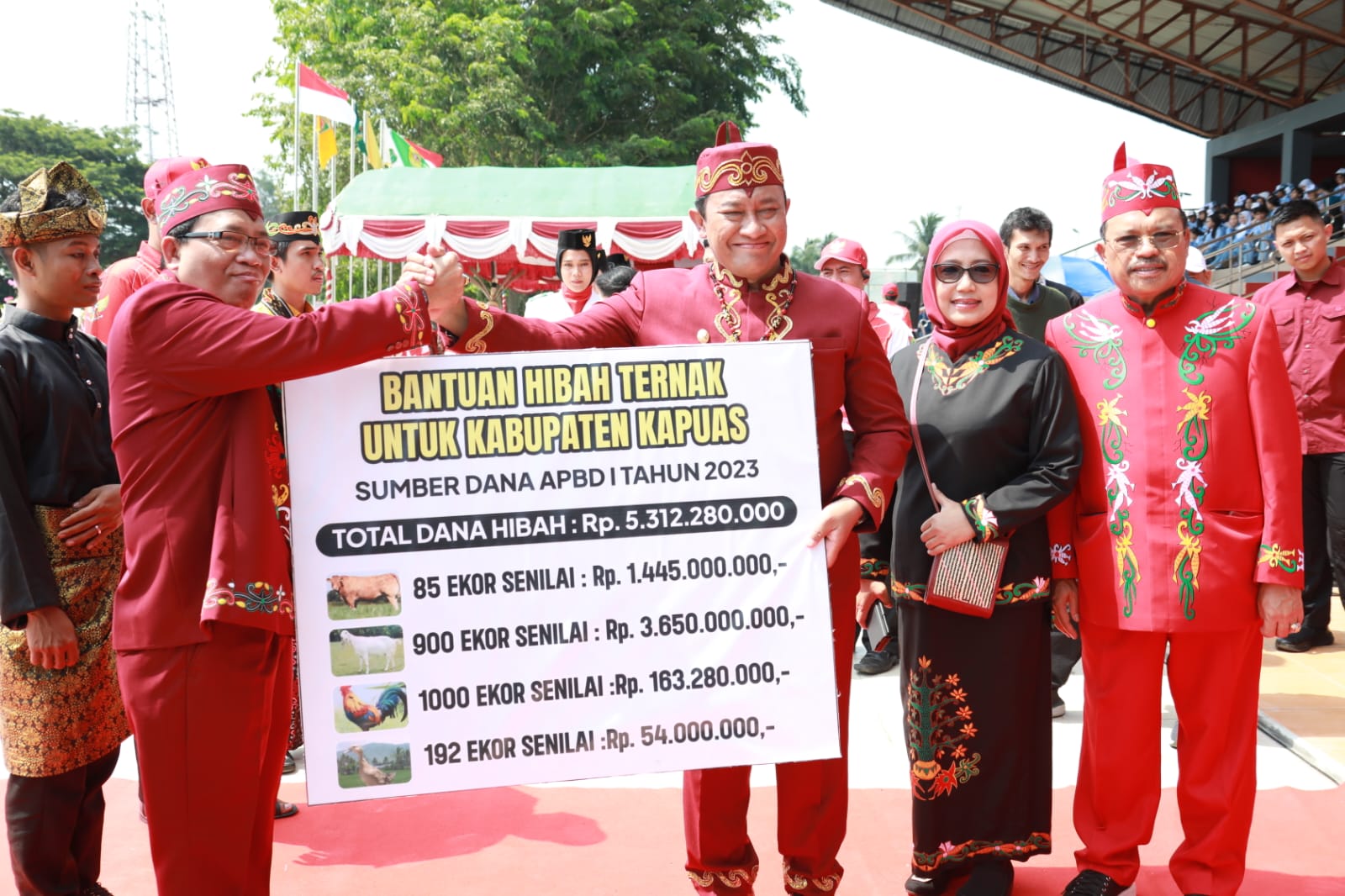 BANTUAN : Wagub Kalteng, Edy Pratowo menyerahkan bantuan hibah ternak dari sumberdana APBD Prov. Kalteng Tahun 2023 ke Pemkab Kapuas, Sabtu (28/10/2023). (foto:MMC)