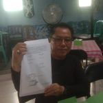 TUNJUKAN PUTUSAN: Ir Men Gumpul selaku Kuasa Pendamping almarhum Hari Damai Adam ketika menunjukan amar putusan tingkat PT, di kantornya, Rabu (11/10/2023). (foto:ardi)