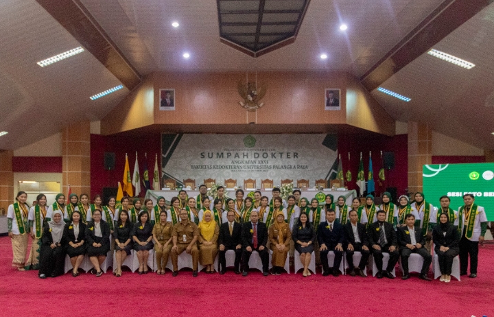 Foto bersama setelah acara pelantikan dan pengambilan sumpah terhadap 38 orang dokter baru angkatan XXVI di Aula Rahan, Gedung Rektorat Universitas Palangka Raya (Foto : Humas Universitas Palangka Raya)