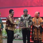 CINDERAMATA: Wagub Kalteng, Edy Pratowo saat menyerahkan cinderamata kepada Kajati Kalteng sebelumnya,Kamis (2/11/2023). (foto:mmc)