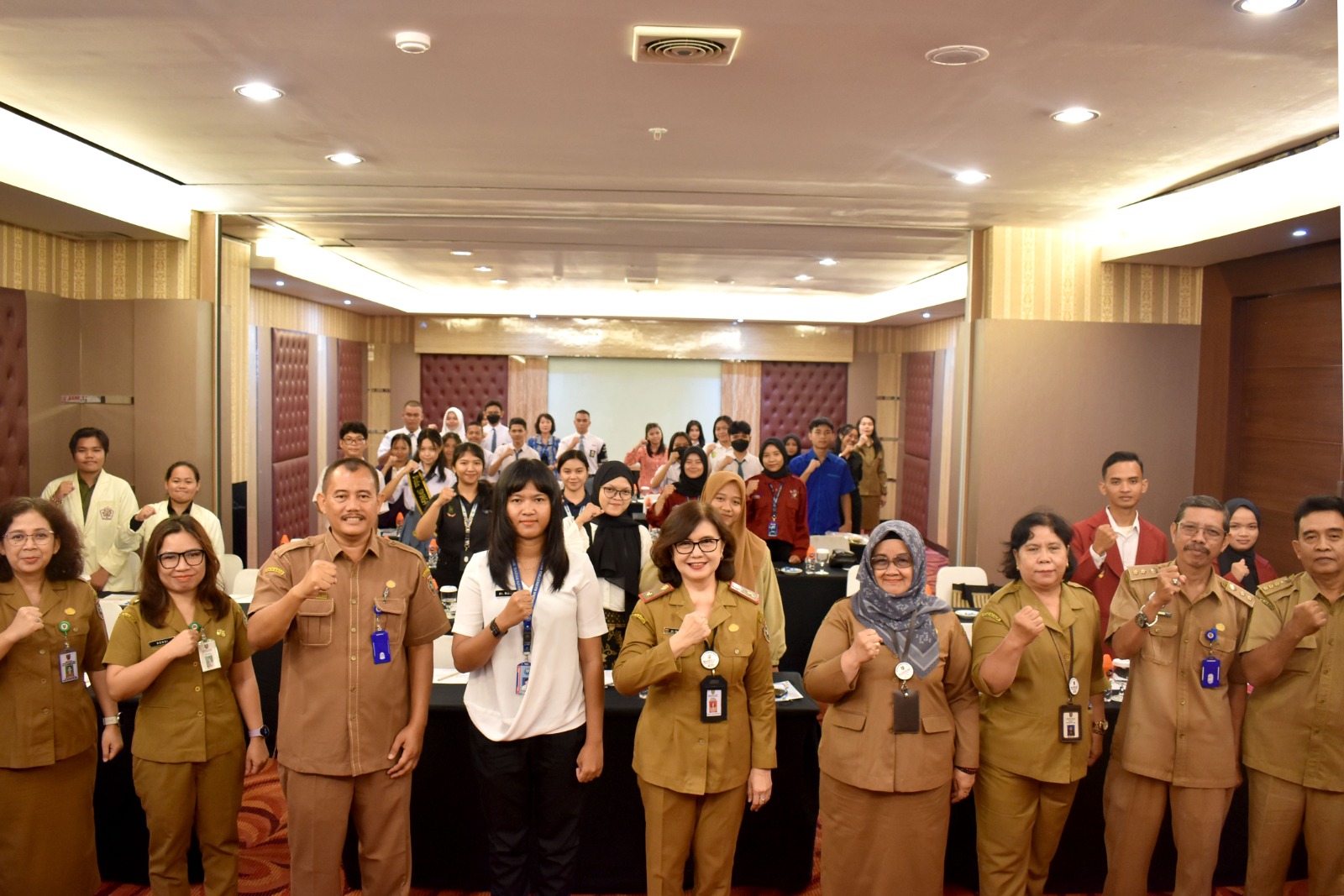 PELATIHAN : Dinas Pemberdayaan Perempuan dan Perlindungan Anak, Kependudukan dan Keluarga Berencana (P3APPKB) Prov. Kalteng menggelar kegiatan Pelatihan Manajemen dan Penanganan Kasus Melalui Deteksi Dini Kasus Kekerasan, pada kegiatan Peningkatan Kapasitas Sumber Daya Lembaga Penyedia Layanan Penanganan Bagi Perempuan Korban Kekerasan Kewenangan Provinsi, di Meeting Room Aquarius Boutique Hotel, Palangka Raya, Senin (6/11/2023). (FOTO:MMC)