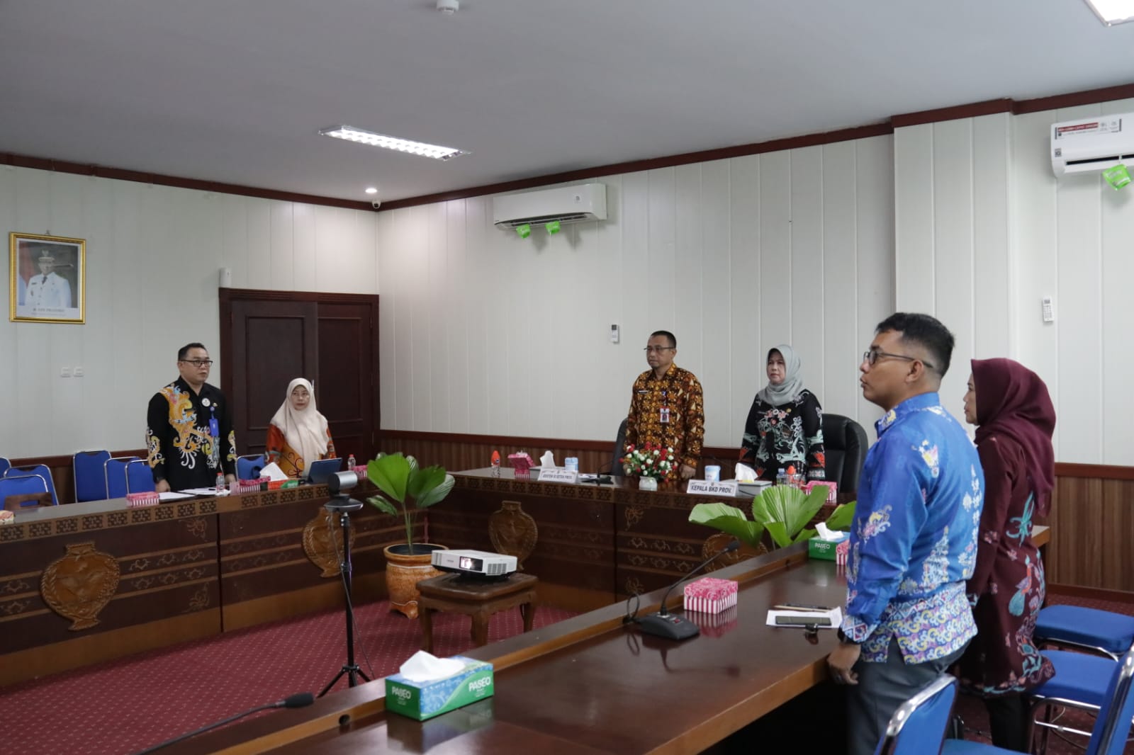 RAPAT AASN : Asisten Administrasi Umum (Adum), Sri Suwanto mengikuti Rapat Pembahasan Kerjasama Seleksi Berjenjang Instansi Daerah pada Anugerah ASN (AASN) 2023 secara virtual melalui zoom meeting, dari Ruang Bajakah Utama Kantor Gubernur Kalteng, Kamis (9/11/2023). (FOTO:MMC)