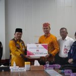 PENYERAHAN : Sekda Kalteng, Nuryakin saat menyerahkan NPHD kepada Ketua KPU Prov. Kalteng,Sastriadi saat menyerahkan NPHD, Jumat (10/11/2023). (foto:mmc)