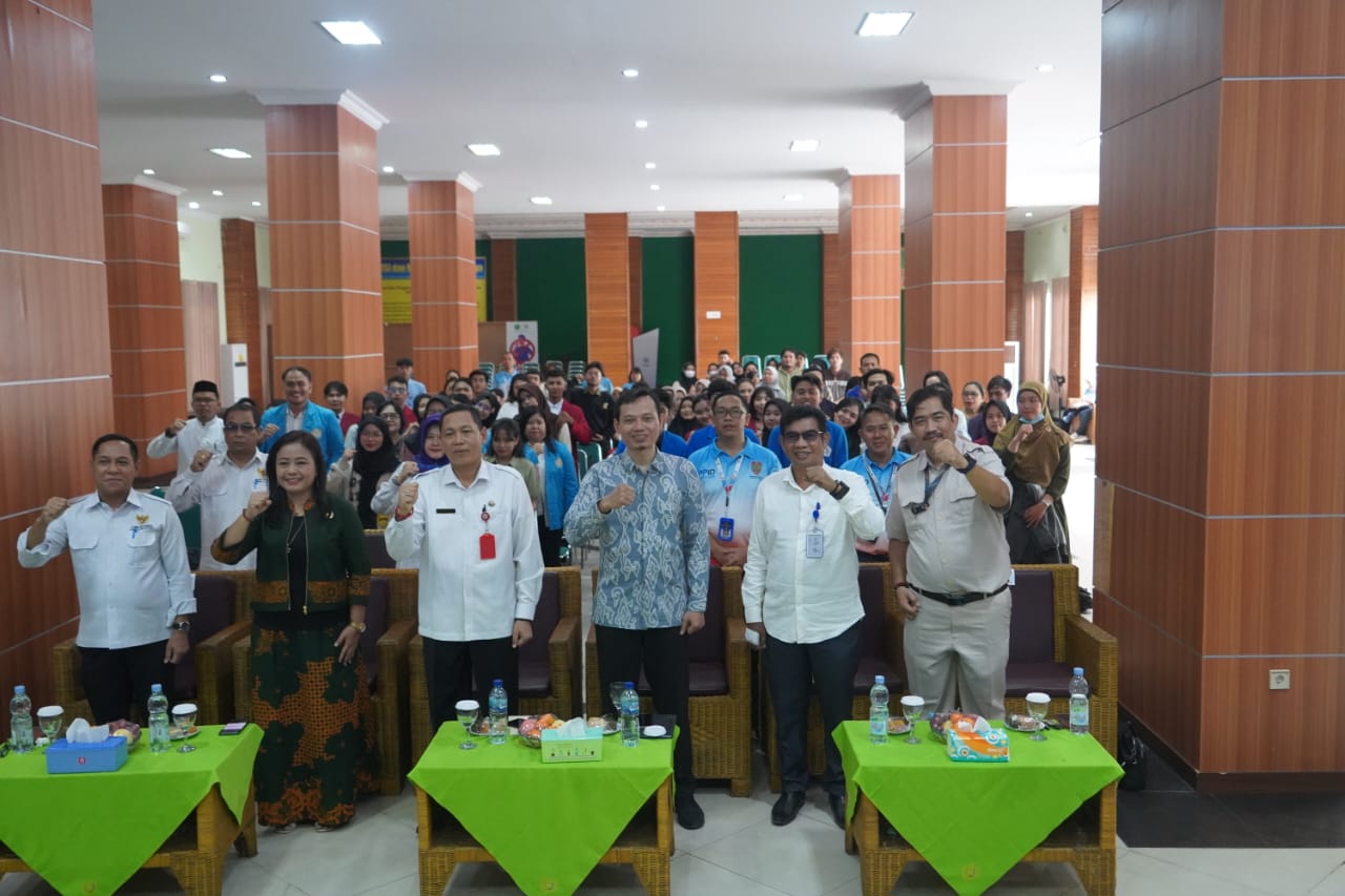 KETERBUKAAN INFORMASI : Staf Ahli (Sahli) Gubernur Kalimantan Tengah (Kalteng) Bidang Ekonomi, Keuangan dan Pembangunan, Yuas Elko mewakili Sekretaris Daerah  Kalteng selaku atasan PPID Kalteng membuka secara resmi kegiatan PPID dan Lapor! Kalteng Goes To Campus Tahun 2023, di Aula Universitas Muhammadiyah Palangka Raya, Rabu (15/11/2023). (FOTO:MMC)