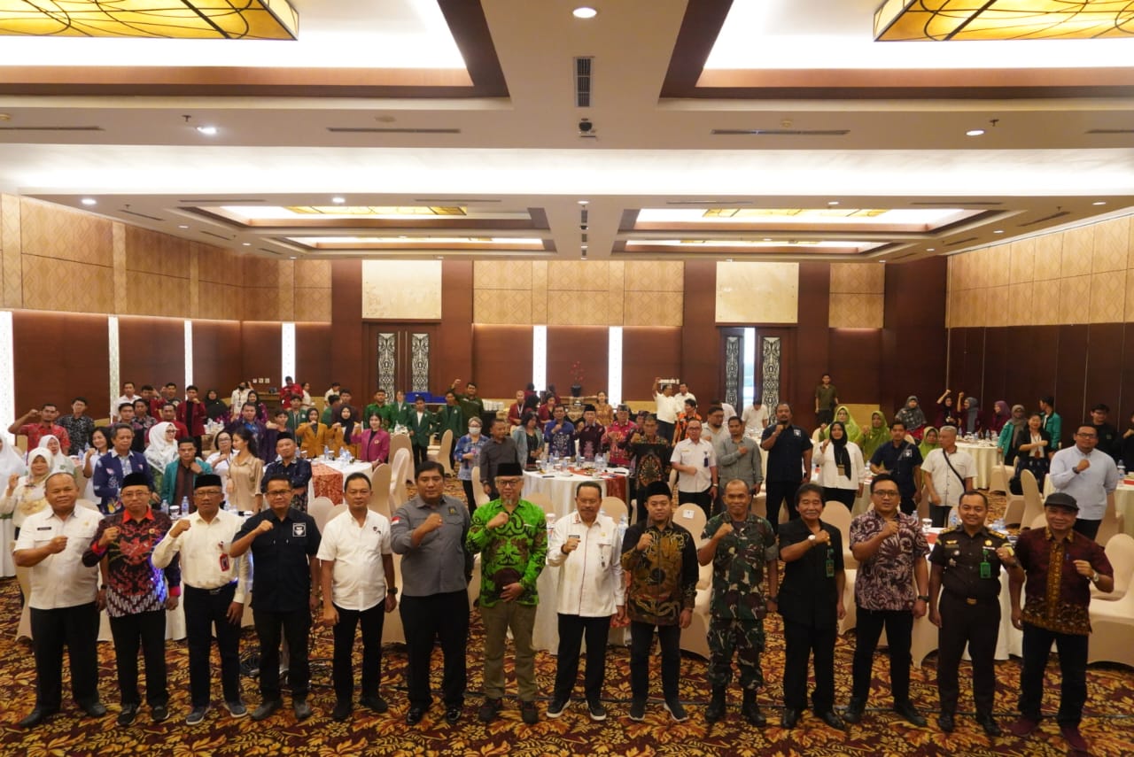 CEGAH TERORISME : Sekretaris Daerah (Sekda) Kalteng,Nuryakin buka kegiatan Dialog Interaktif Dalam Rangka Pencegahan Ekstremisme, Radikalisme dan Intoleransi Tahun 2023, di Kahayan Ballroom Swiss-Belhotel Danum Palangka Raya, Rabu (15/11/2023). (FOTO:MMC)