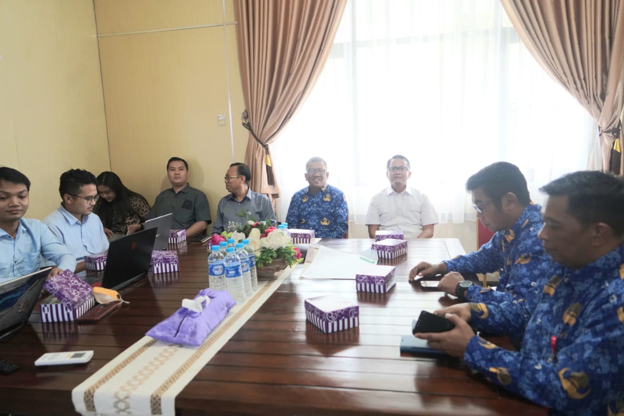 HADIRI : Kepala Diskominfosantik Kalteng, Agus Siswadi menghadiri Presentasi/ Demo Program/ Aplikasi Sistem Informasi Ketahanan Ekonomi, Kerawanan Sosial dan Sistem Informasi Hitung Pemilu-Pilkada 2024, bertempat di Ruang Virtual Conference (Vicon) Badan Kesbangpol Kalteng, Jumat (17/11/2023).  (foto:mmc)