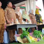 PEDA TANI-NELAYAN : Kepala Dinas Tanaman Pangan Hortikultura dan Peternakan (TPHP) Provinsi Kalimantan Tengah, Sunarti menyampaikan laporan pelaksanaan Pekan Daerah (PEDA) Tani-Nelayan Andalan XIII Tingkat Provinsi Kalimantan Tengah pada acara pembukaan Pekan Daerah di Taman Permata Sukma, Desa Natai Sedawak, Kecamatan Sukamara, Kabupaten Sukamara, Senin (20/11/2023). (foto:mmc)