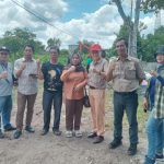 Caleg dari PSI, Hap Baperdu (topi merah) saat melakukan blusukan ke Jalan G. Obos XA Kelurahan Menteng, Kecamatan Jekan Raya, Kota Palangka Raya (Foto : Nopri)
