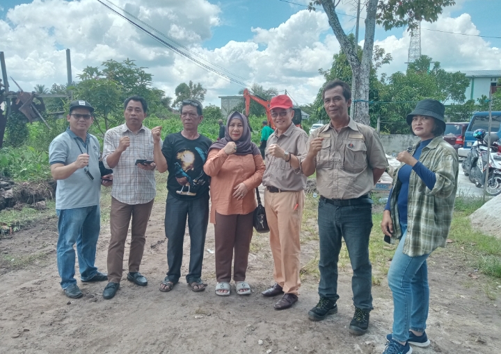 Caleg dari PSI, Hap Baperdu (topi merah) saat melakukan blusukan ke Jalan G. Obos XA Kelurahan Menteng, Kecamatan Jekan Raya, Kota Palangka Raya (Foto : Nopri)