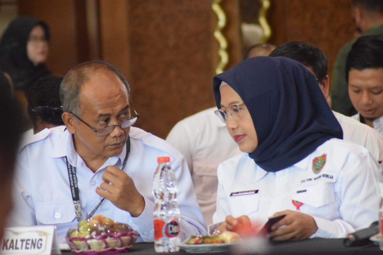 NARASUMBER : Kepala Dinas Tanaman Pangan, Hortikultura dan Peternakan Provinsi Kalimantan Tengah Sunarti hadir sebagai narasumber pada High Level Meeting (HLM) yang digelar oleh Tim Pengendali Inflasi Daerah (TPID) Provinsi Kalteng bersama Bank Indonesia, di Aula Betang Hapakat lantai IV Kantor Perwakilan BI Kalteng, Jumat (8/12/2023). (foto:mmc)