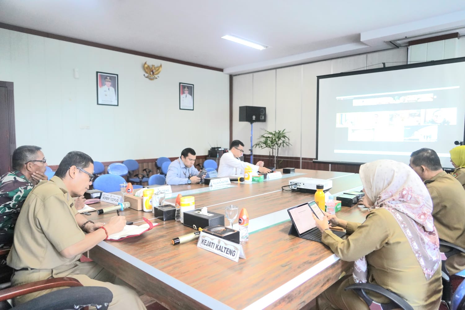 RAKOR :Pemerintah Provinsi Kalimantan Tengah mengikuti Rapat Koordinasi (Rakor) Inflasi bersama Kementerian Dalam Negeri (Kemendagri) secara virtual dari Ruang Rapat Bajakah, LT. II Kantor Gubernur Kalteng, Senin (11/12/2023). (foto:mmc)