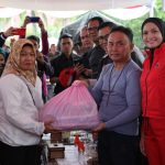 BAGI SEMBAKO : Gubernur Kalteng, Sugianto Sabran saat membagikan sembako ketika membuka Pasar Penyeimbang, di Halaman Istana Isen Mulang Rumah Jabatan Gubernur Kalteng, Minggu (17/12/2023). (foto:mmc)