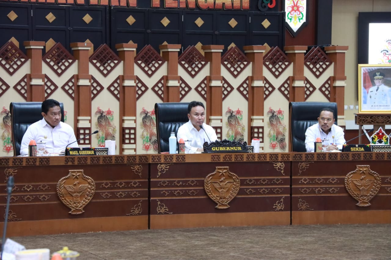 RAPAT : Gubernur Kalimantan Tengah (Kalteng),  Sugianto Sabran pimpin Rapat Evaluasi Akhir Tahun Terhadap Pelaksanaan APBD baik Realisasi Fisik Maupun Keuangan, bertempat di Aula Jayang Tingang (AJT), Lt. II Kantor Gubernur, Rabu (27/12/2023). (foto:mmc)