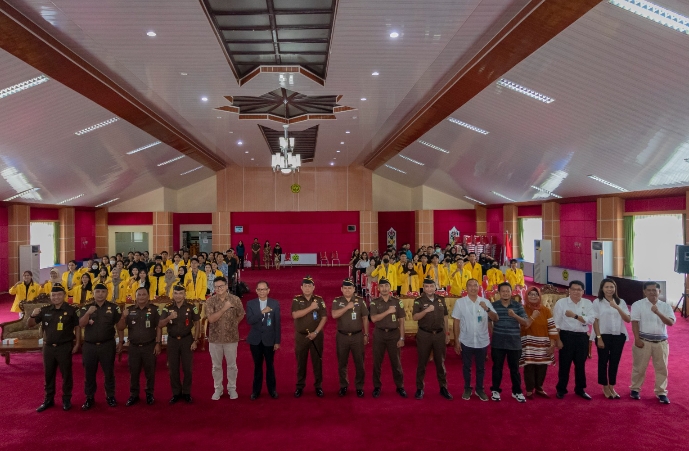 Foto bersama setelah kuliah umum di Aula Rahan, Rektorat Universitas Palangka Raya (Foto : Humas Universitas Palangka Raya)