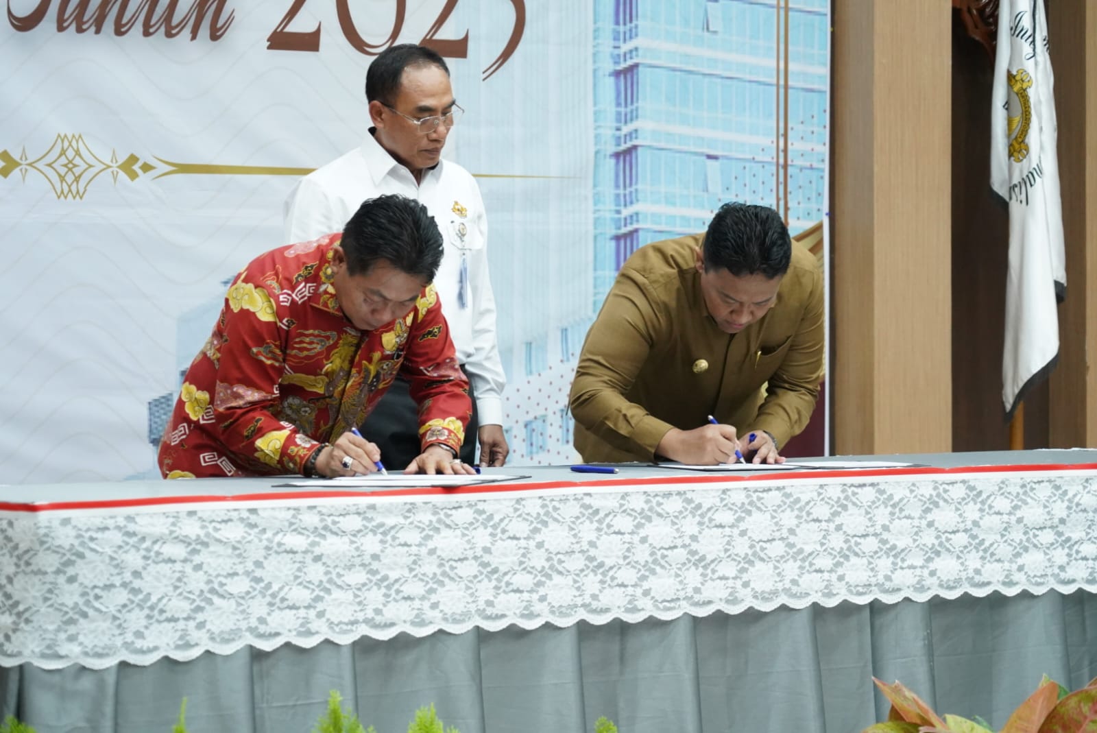 HADIRI : Wakil Gubernur Kalteng, Edy Pratowo menghadiri Penyerahan Laporan Hasil Pemeriksaan (LHP) Dengan Tujuan Tertentu Semester II Tahun 2023, yang diselenggarakan oleh BPK Perwakilan Provinsi Kalimantan Tengah, di Auditorium BPK Perwakilan Kalteng, Senin (15/1/2024). (foto:mmc)