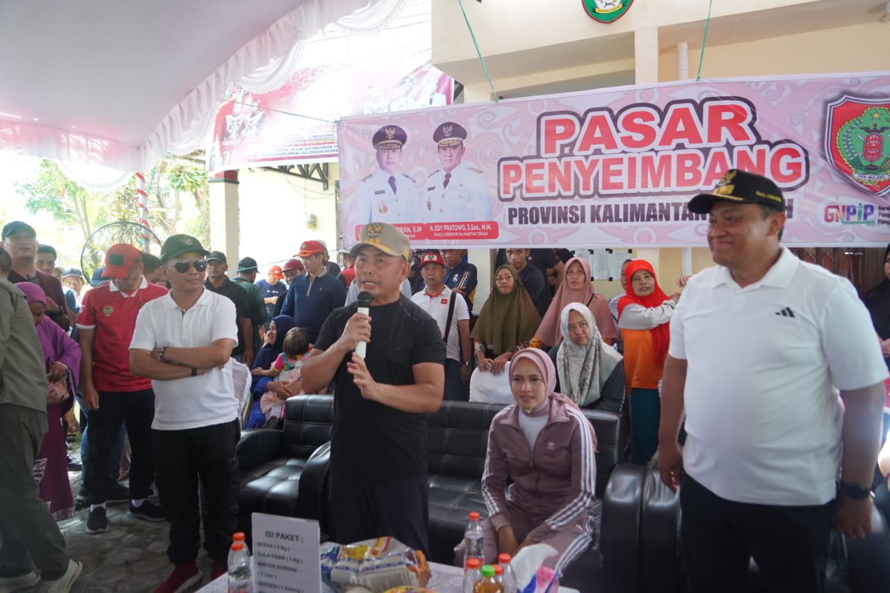 PASAR PENYEIMBANG : Gubernur Kalteng, Sugianto Sabran bersama Wakil Gubernur (Wagub) Kalteng, Edy Pratowo kembali buka Pasar Penyeimbang di beberapa titik lokasi yang ada di Kabupaten Kotawaringin Timur, Minggu (21/1/2024). (foto:mmc)