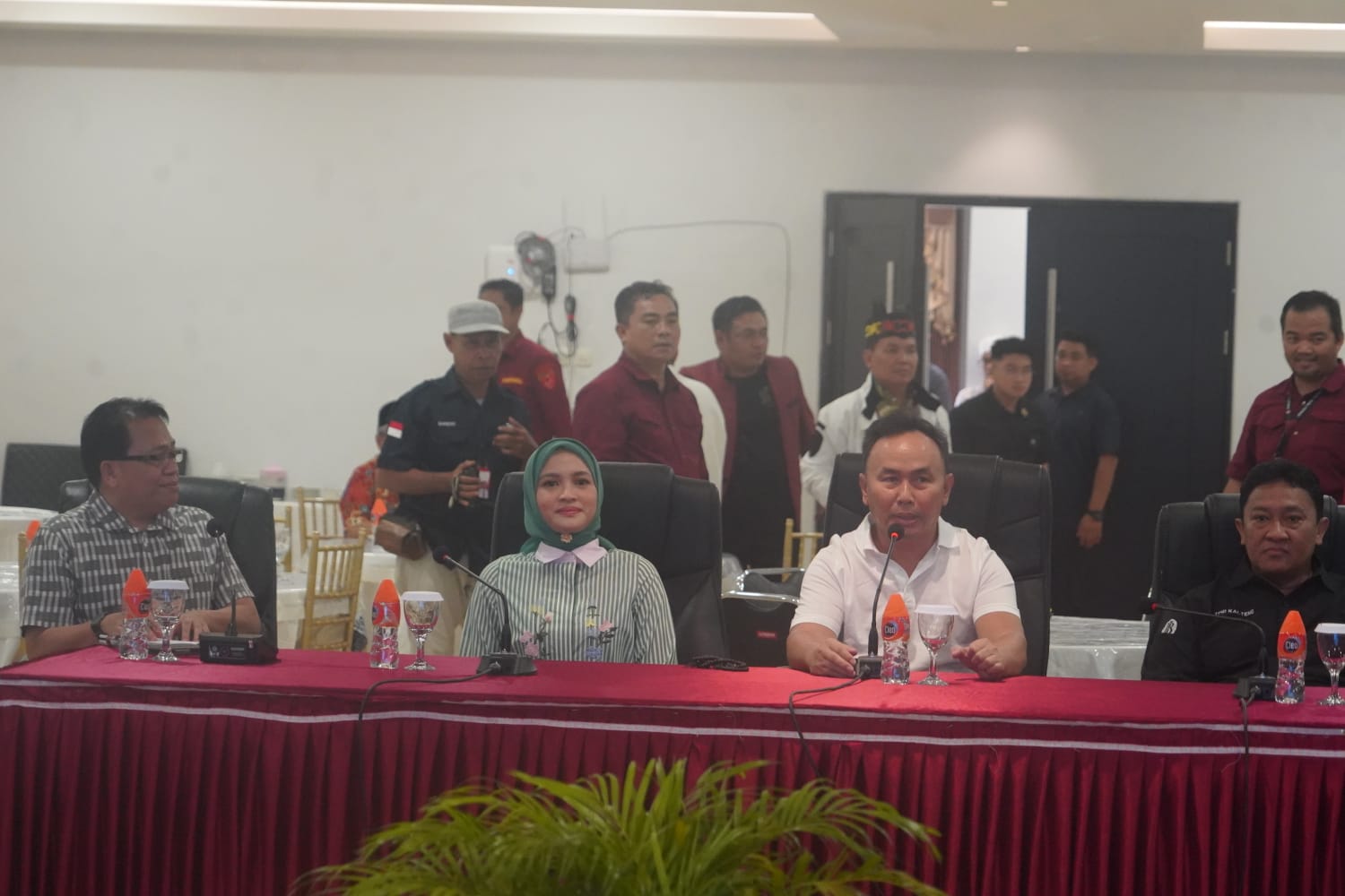 ARAHAN : Gubernur Kalteng, Sugianto Sabran didampingi Wagub Kalteng, Edy Pratowo, Ketua TP-PKK Kalteng, Ivo Sugianto Sabran dan PJ Bupati Kapuas, Erlin Hardi saat menyampaikan arahan, di Rujab Bupati Kapuas, Sabtu (27/1/2024). (foto:mmc)