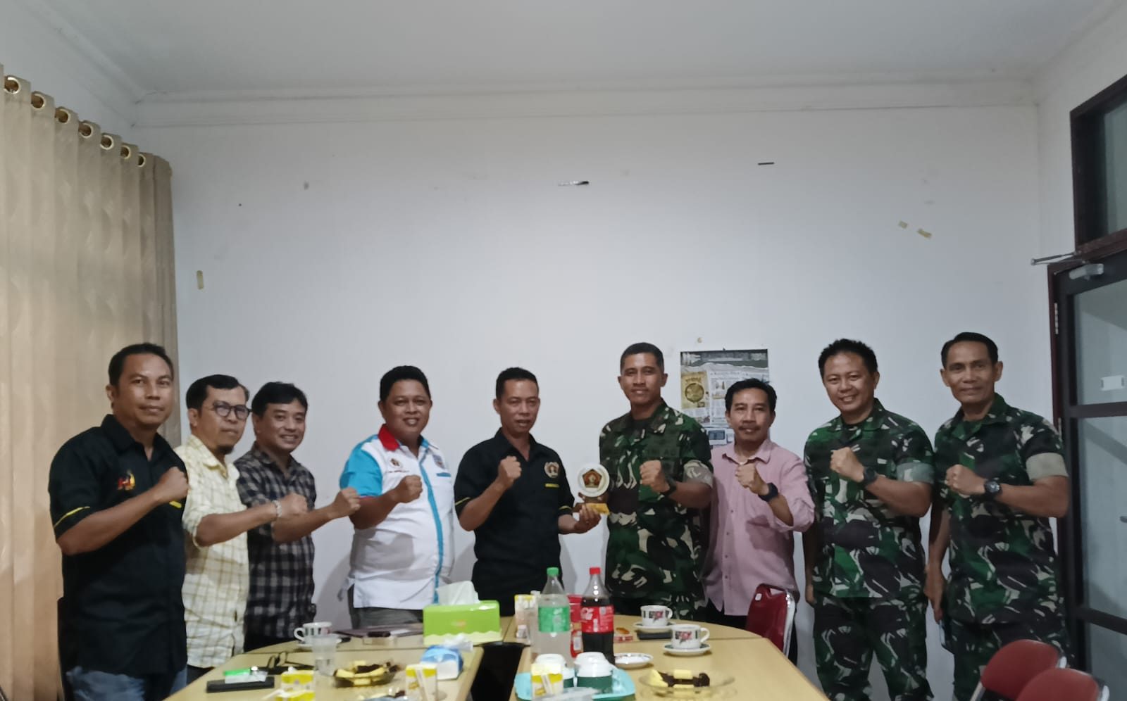 CINDERAMATA : Ketua PWI Kalteng, M.Zainal didampingi sekretaris PWI Kalteng, Ika Lelunu dan pengurus ketika menyerahkan cinderamata kepada Danrem 102/Pjg, Brigjen TNI, Iwan Rosandiyanto beserta jajaran, di Balai PWI Kalteng, Selasa (30/1/2024). (foto:Heri)