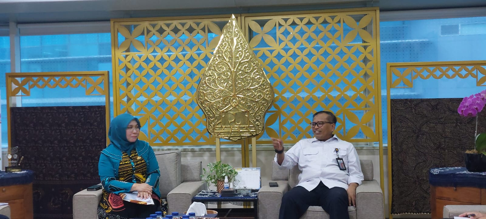 KUNJUNGAN : Sekjen Kementerian PUPR Ir. M. Zainal Fatah saat menerima kunjungan Pj Bupati Pulpis Hj Nunu Andriani dan rombongan, Senin (8/1/2024). (foto:pemkab pulpis)