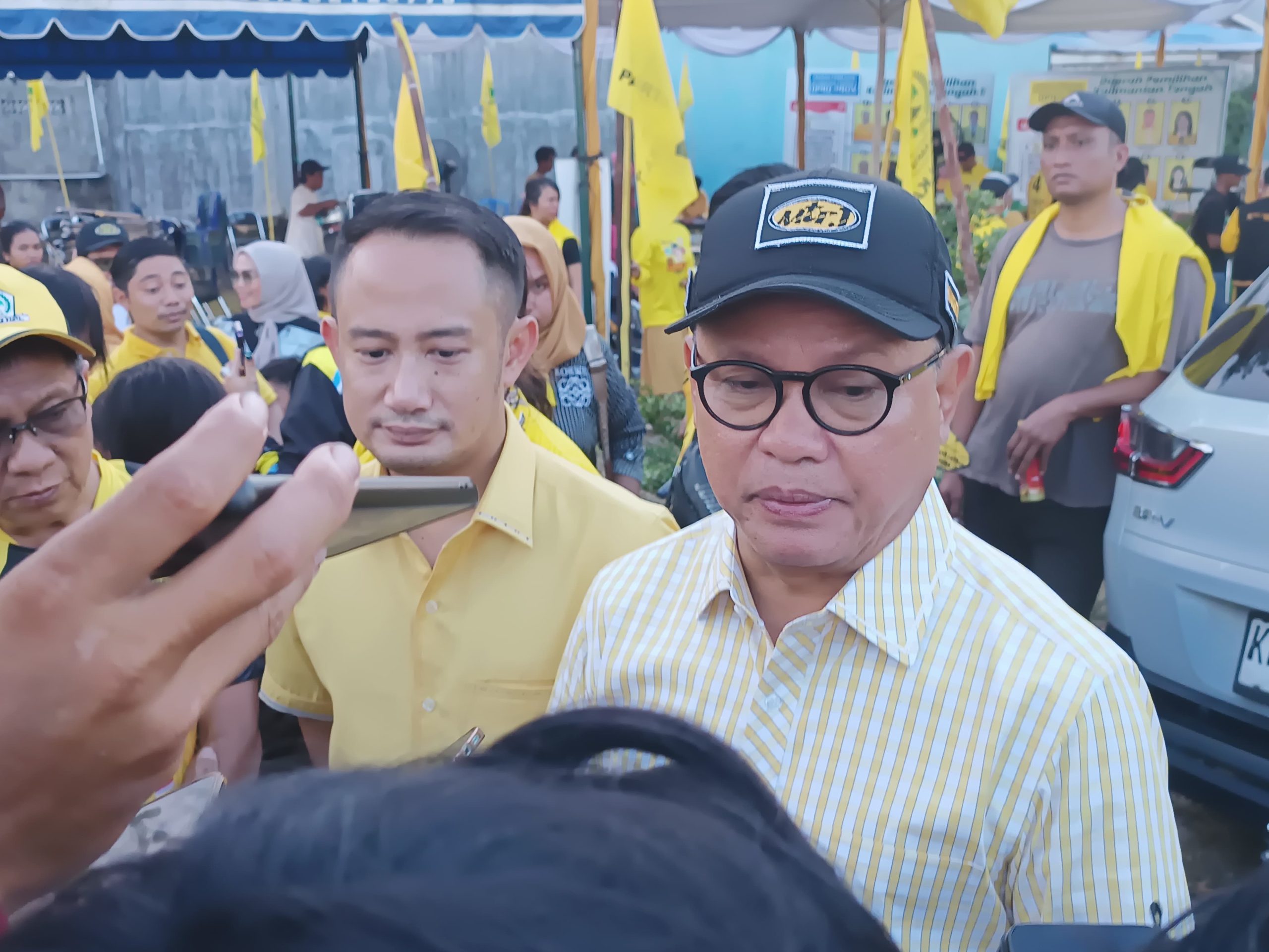 WAWANCARA : Ketua DPC Partai Golkar Palangka Raya, Fairid Naparin bersama Caleg DPR RI,Mukhtarudin saat diwawancarai awak media, Sabtu (27/1/2024). (foto:ardi)