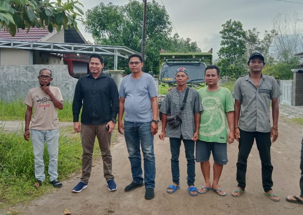 Caleg DPRD Kota Palangka Raya Dapil III dari Partai Golkar, Salihran (baju hitam) foto bersama warga Komplek Citra Residen (Foto : Nopri)
