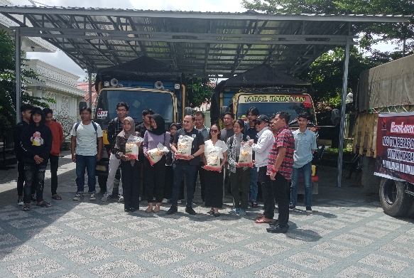 Anggota DPR RI Dapil Kalteng, Agustiar Sabran pada saat menyalurkan bantuan secara simbolis di Rumah Aspirasi Agustiar Sabran, Jalan Antang, Kota Palangka Raya (Foto : Nopri)