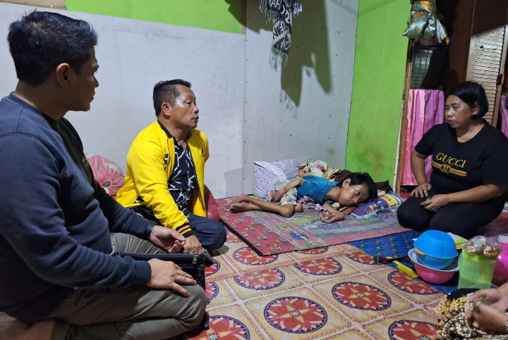 Caleg DPRD Kota Palangka Raya dari Partai Golongan Karya (Golkar), Salihran pada saat menjenguk salah satu warga sedang sakit kelainan fisik di Jalan Maulana, Kelurahan Langkai, Kecamatan Pahandut, Kota Palangka Raya (Foto : Nopri)