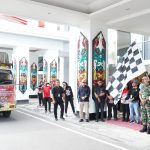 SALURKAN BANTUAN : Gubernur Kalteng, Sugianto Sabran dengan mengirimkan bantuan sebanyak 100.000 paket sembako untuk 100.000 Kepala Keluarga (KK), di Lobby Kantor Gubernur Kalteng, Jumat (26/1/2024).  (foto:ardi)