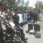 AKSI DAMAI : Ketua LSR-LPMT Kalteng,Agatisansyah memimpin aksi damai mendukung pejuang demokrasi, di Kantor KPU Kalteng, Kamis (29/2/2024). (foto: ardi)