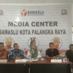 PENJELASAN : Ketua Bawaslu Kota Palangka Raya, Endrawati didampingi Kasatreskrim Polresta Palangka Raya, Kompol Ronny Nababan saat memberi penjelasan terkait perkembangan perkara pidana pemilu sepasang kekasih, di Kantor Bawaslu Kota Palangka Raya, Kamis (29/2/2024). (foto: ardi)