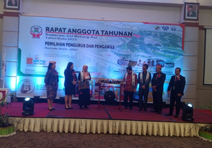 Pembukaan Rapat Anggota Tahunan Koperasi CU Betang Asi di Hotel Luwansa Palangka Raya (Foto : Nopri)