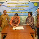 Wakil Rektor Bidang Akademik Universitas Palangka Raya, Dr. Natalina Asi, M.A dan Penjabat Bupati Murung Raya, Dr. Hermon, M.Si saat menandatangani perjanjian kerja sama bidang pendidikan (Foto : Humas Universitas Palangka Raya)