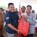 BERAS MURAH : Wakil Gubernur (Wagub) Kalteng, Edy Pratowo salurkan beras subsidi pada Pasar Murah di Kabupaten Kapuas, Selasa (19/3/2024). (foto:mmc)
