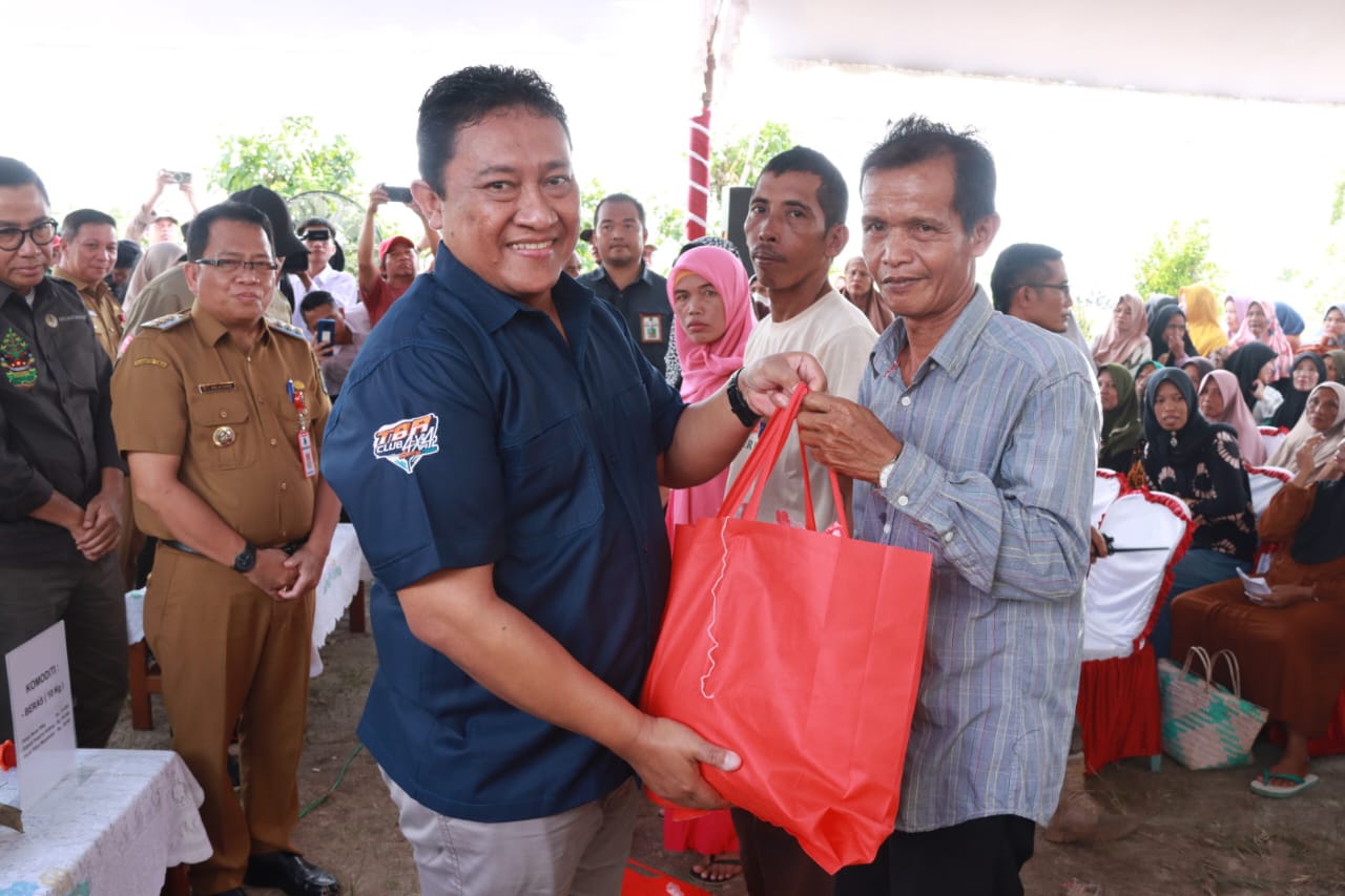 BERAS MURAH : Wakil Gubernur (Wagub) Kalteng, Edy Pratowo salurkan beras subsidi pada Pasar Murah di Kabupaten Kapuas, Selasa (19/3/2024). (foto:mmc)