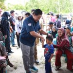 MENYAPA : Wagub Kalteng, Edy Pratowo saat menyapa anak kecil yang merupakan generasi bangsa, di Kabupaten Kapuas, Selasa (19/3/2024). (foto:mmc)
