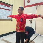 PENGECEKAN : Petugas Lapas Sampit saat memeriksa bagian badan Kalapas Sampit, Meldy Putera sebelum masuk ruangan. (Foto:Meldy)