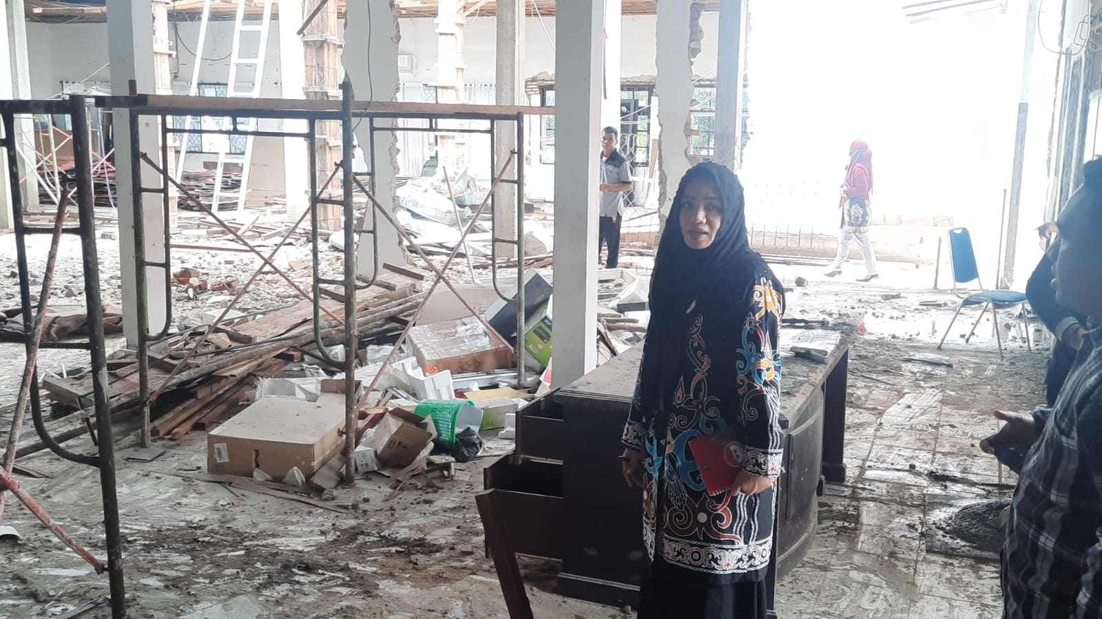 TINJAU : Kepala BPSDM Kalteng, Rahmawati saat meninjau gedung yang sedang dalam pemeliharaan, di BPSDM Kalteng, Jumat (22/3/2024. (foto:ardi)